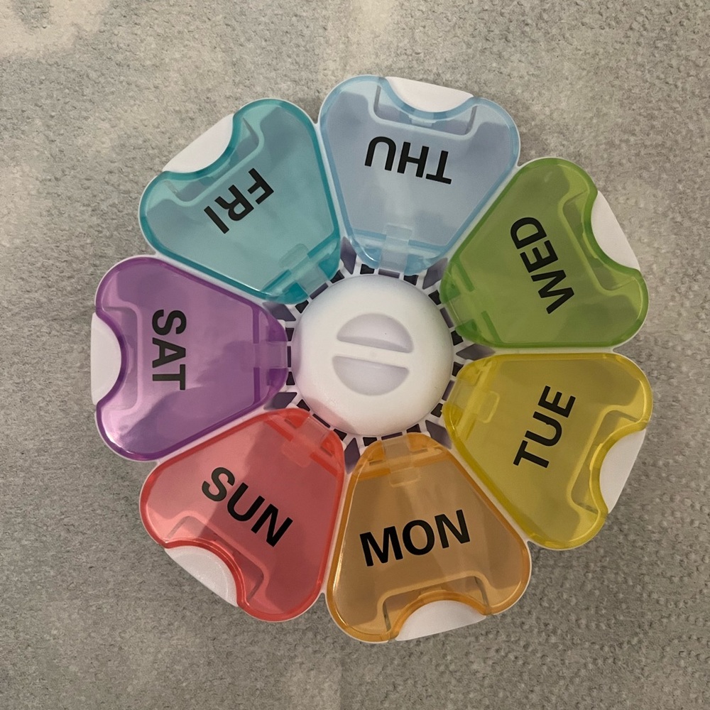 7 days pills organizer/Large & Small pills fits: NEW, never opened.